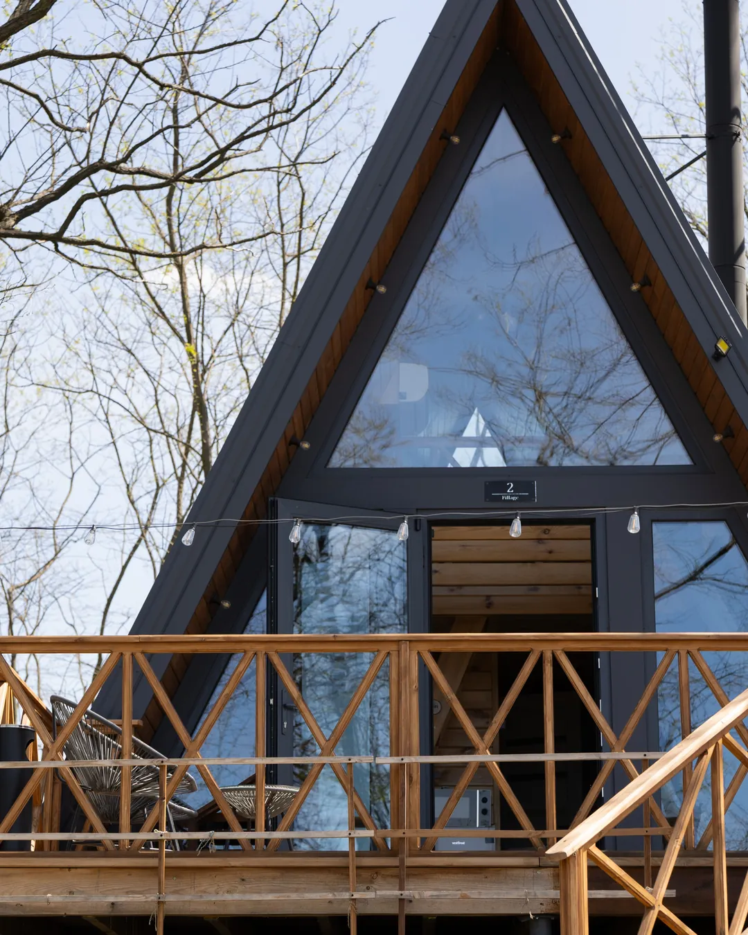 A-frame будиночок Grey з терасою та трикутним вікном